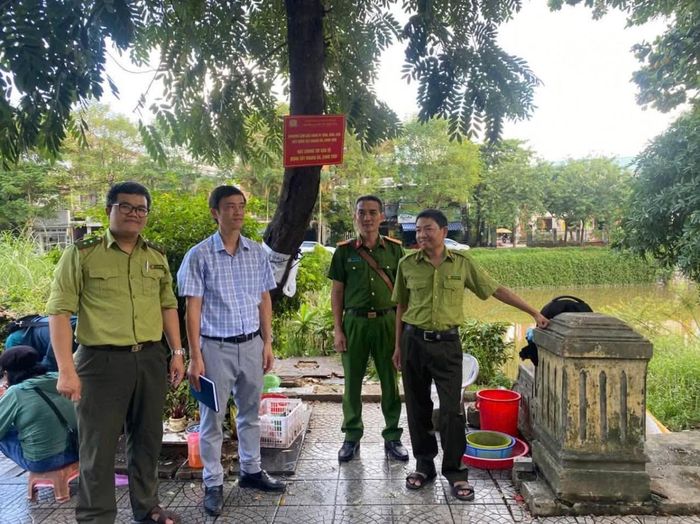 Các bảng tuyên truyền được lắp đặt tại khu vực đường Phan Đình Phùng
