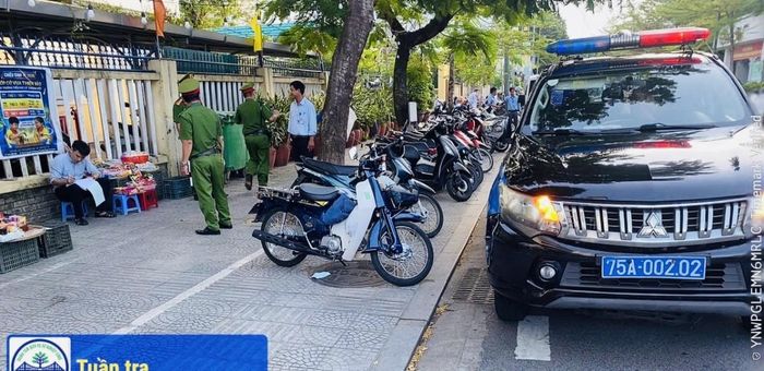Công an thành phố Huế tăng cường kiểm tra, tuyên truyền, nhắc nhở và xử lý các trường hợp bán hàng rong, lấn chiếm lòng đường, vỉa hè tại khu vực cổng trường học.