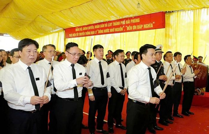 Các lãnh đạo thành phố dâng hương tưởng niệm các liệt sĩ và đồng bào tử nạn. Ảnh nguồn CTTTP