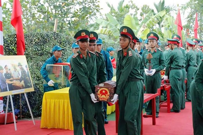 Lực lượng quân đội thực hiện nghi lễ an táng hài cốt liệt sĩ, đồng bào tử nạn. Ảnh nguồn CTTTP