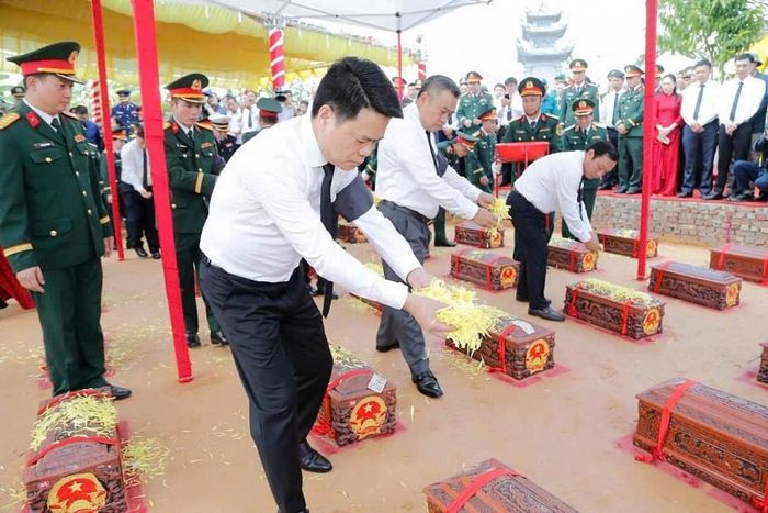 Các đại biểu thực hiện nghi thức tiễn đưa, an táng hài cốt liệt sĩ và đồng bào tử nạn. Ảnh nguồn CTTTP