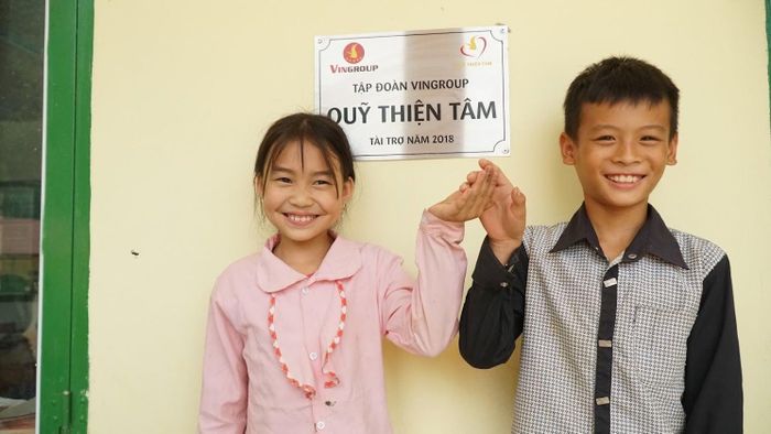 Niềm vui của các em học sinh vùng cao trong ngôi trường mới do Quỹ Thiện Tâm xây tặng