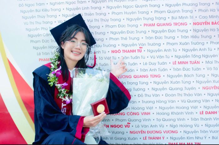 Theo Tú, những cơ hội học bổng không chỉ ghi nhận kết quả học tập mà còn mở ra môi trường để tiếp xúc với những cách học, cách làm việc và tư duy mới.