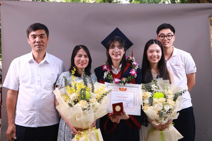 Ngô Thanh Tú (đội mũ cử nhân) bên cạnh gia đình trong ngày tốt nghiệp Thủ khoa đầu ra xuất sắc Trường Vật liệu, Đại học Bách khoa Hà Nội. (Ảnh: NVCC)