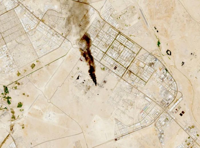 Khói bốc lên từ khu vực nhà máy lọc dầu của Saudi Aramco ở phía nam Riyadh, Ả Rập Xê Út, sau các vụ tấn công được cho là do lực lượng Houthi thực hiện; hình ảnh vệ tinh này được chụp vào ngày 3 tháng 10. (Ảnh: European Union/Copernicus Sentinel-3/Reuters)
