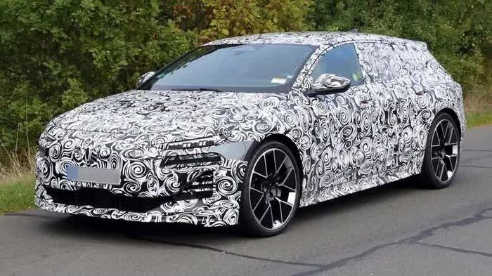 Nguyên mẫu wagon thuần điện hiệu năng cao của Audi được bắt gặp chạy thử nghiệm tại đường đua Nürburgring, Đức.