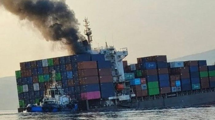 Khói bốc lên từ tàu container GFS Pride đang nghiêng sau khi va phải thủy lôi tại eo biển Hormuz ngày 14/10/2026. (Ảnh: Mạng xã hội)