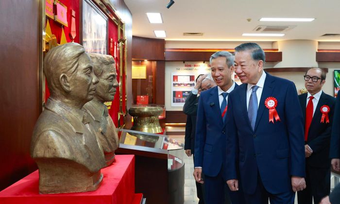 Tổng Bí thư, Chủ tịch nước Tô Lâm tham quan phòng truyền thống Đại học Bách khoa Hà Nội. (Ảnh: Hải Nguyễn)