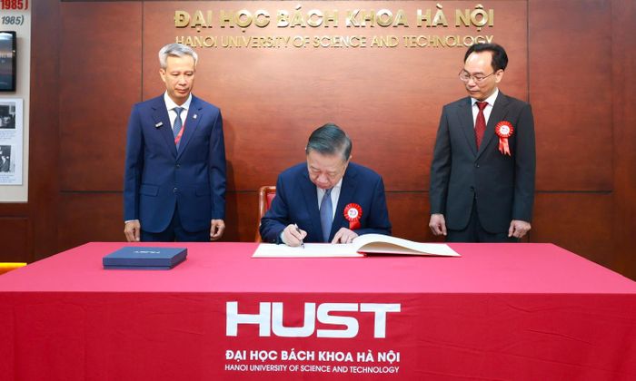 Tổng Bí thư, Chủ tịch nước Tô Lâm viết lưu bút tại phòng truyền thống Đại học Bách khoa Hà Nội. (Ảnh: Hải Nguyễn)