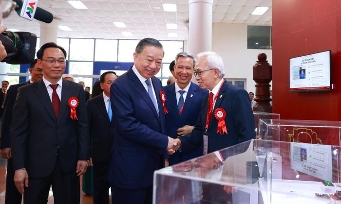 Đại học Bách khoa Hà Nội được thành lập theo Nghị định 147 ngày 6/3/1956 do Bộ trưởng Bộ Giáo dục Nguyễn Văn Huyên ký. Đây là trường đại học kỹ thuật đầu tiên của nước ta có nhiệm vụ đào tạo kỹ sư công nghiệp cho công cuộc xây dựng chủ nghĩa xã hội ở miền Bắc và đấu tranh giải phóng miền Nam. (Ảnh: Hải Nguyễn)