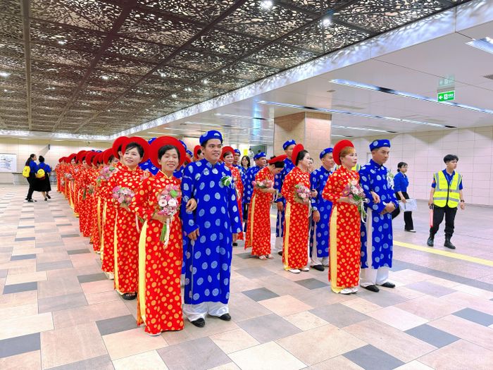 Các cặp đôi cùng check-in tại Metro số 1, ghi lại những khoảnh khắc đáng nhớ trong ngày vui chung.
