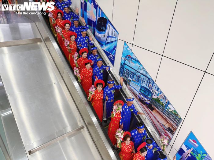 Trải nghiệm Metro số 1 không chỉ mang đến kỷ niệm đặc biệt cho các đôi uyên ương mà còn góp phần khuyến khích người dân sử dụng phương tiện giao thông công cộng.