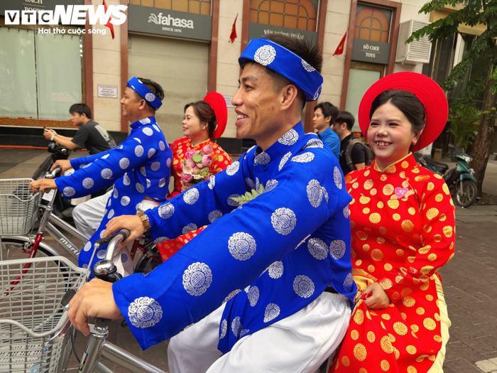 Những chiếc xe đạp được sử dụng trong hoạt động diễu hành, tạo điểm nhấn cho ngày cưới tập thể và lan tỏa thông điệp về lối sống văn minh, thân thiện với môi trường.