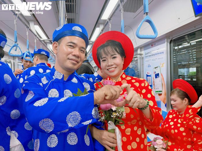Với nhiều cặp đôi, đây là lần đầu tiên họ được đi Metro.