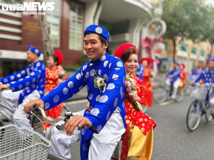 Các cặp đôi cùng tham gia diễu hành xe đạp, mở đầu chuỗi hoạt động ý nghĩa trong ngày trọng đại của mình.
