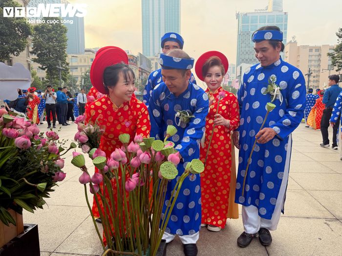 Nghi thức dâng hoa là một trong những hoạt động mở đầu chương trình, trước khi các cặp đôi tiếp tục hành trình đến địa điểm tổ chức lễ cưới.