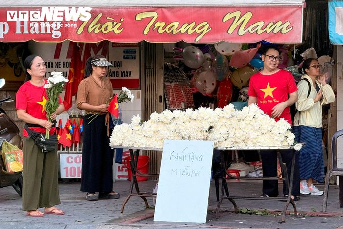 Hàng nghìn đoá cúc trắng được người dân chuẩn bị, dành tặng miễn phí cho người đi đường.