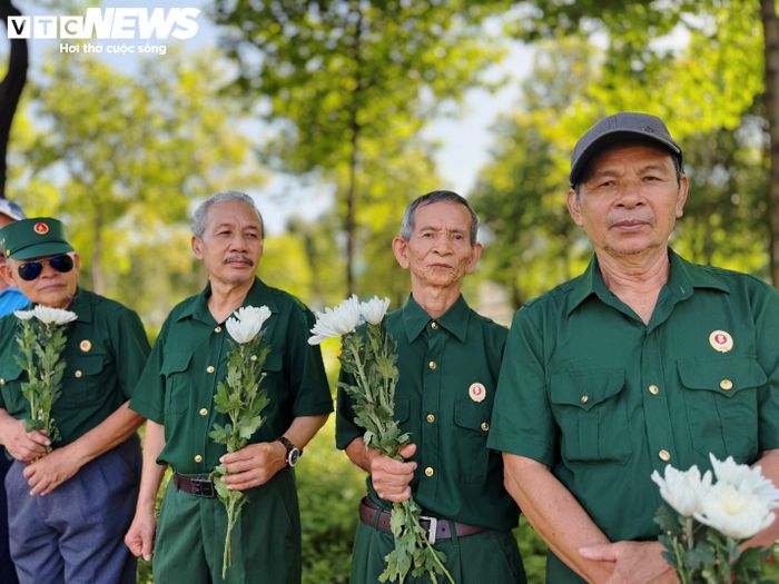 Với ông Nguyễn Đình Giang (thứ 2 từ phải sang), giây phút tiễn đưa đồng đội vừa gợi nỗi đau mất mát, vừa mang đến niềm tự hào khi những người đã hy sinh được trở về an nghỉ tại Nghĩa trang Liệt sĩ TP.HCM.