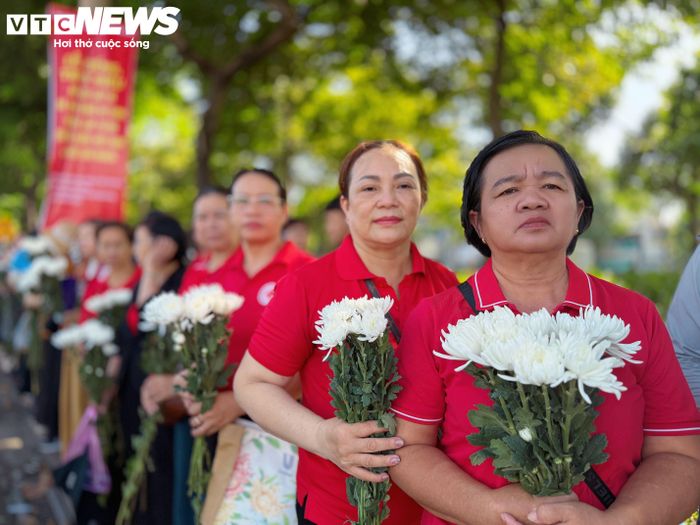 Những cành hoa trắng được người dân nâng niu trên tay, gửi gắm lòng biết ơn đối với những người đã hy sinh vì độc lập, tự do của Tổ quốc.