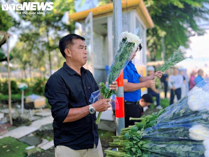 Ông Lê Minh Phụng mua 1.500 cành hoa trắng để trao tặng người dân, cùng lan tỏa lời tri ân đến các anh hùng liệt sĩ.