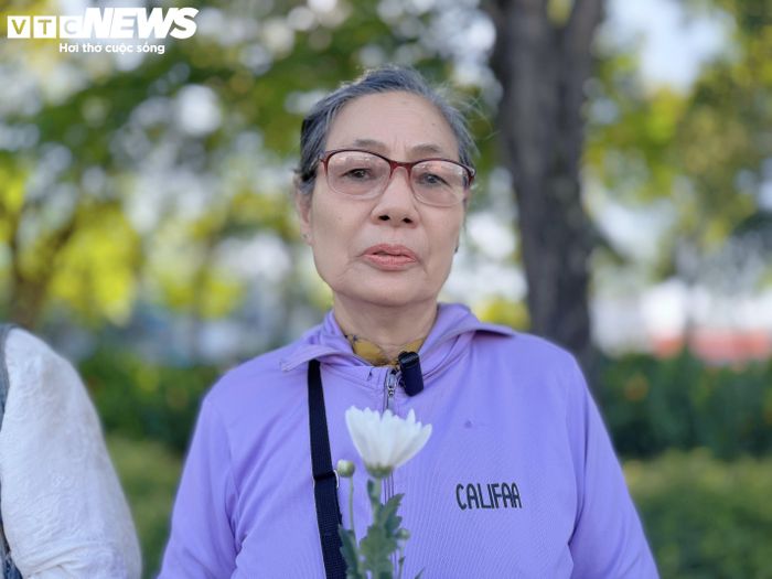 Bà Hà Thị Nhường đến từ rất sớm để tiễn đưa các anh hùng liệt sĩ. 