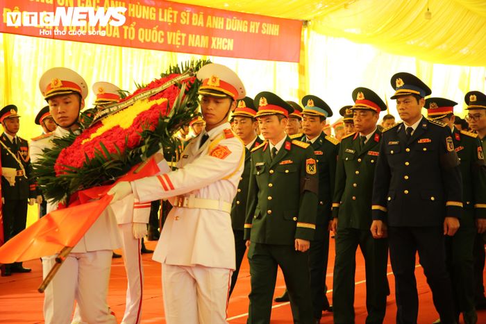 Đoàn đại biểu Lực lượng vũ trang thành phố tại lễ truy điệu.