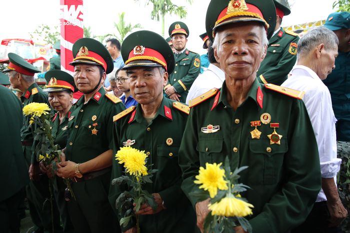 Các em học sinh, các cựu chiến binh đến tham dự lễ truy điệu, lễ an táng và tỏ lòng biết ơn, tri ân công lao to lớn của các liệt sĩ và đồng bào tử nạn trong cuộc kháng chiến chống Pháp, bảo vệ quê hương, đất nước.