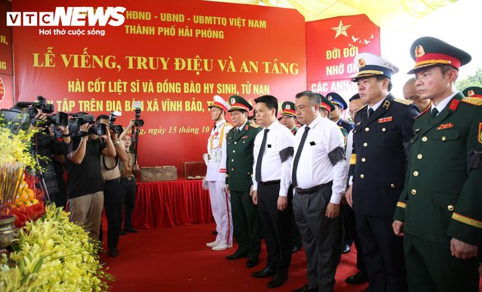 Các đại biểu vào thắp hương tại ban thờ phía trước mộ và thực hiện phút tưởng niệm tỏ lòng biết ơn các liệt sĩ và đồng bào tử nạn đã anh dũng hy sinh vì độc lập, tự do của Tổ quốc, vì hạnh phúc của Nhân dân.