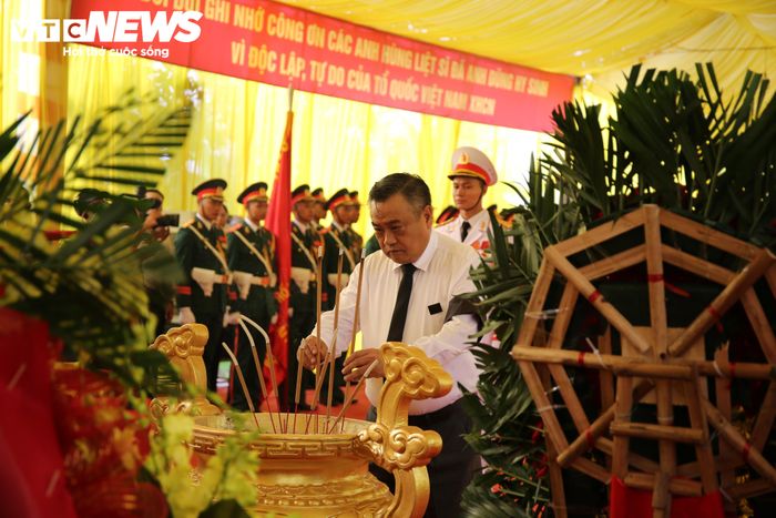 Đoàn Đại biểu lãnh đạo Đảng, Nhà nước do ông Trần Sỹ Thanh, Chủ nhiệm UBKT Trung ương, làm Trưởng đoàn lên dâng hoa, dâng hương, kính viếng. 