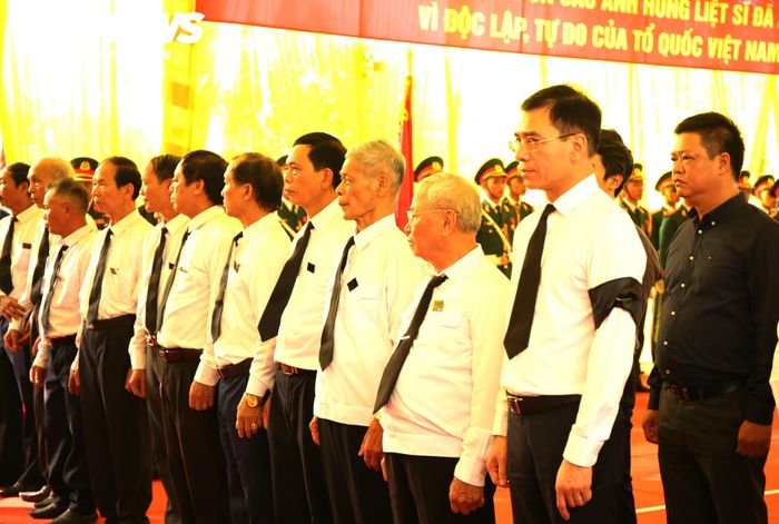 Đoàn đại biểu đại diện các gia đình thân nhân liệt sĩ và đồng bào tử nạn lên thắp hương.