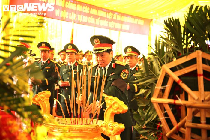Trung tướng Nguyễn Đức Hưng, Chính ủy Quân khu 3, dẫn đầu Đoàn đại biểu Đảng ủy Bộ Tư lệnh Quân khu 3, đến dâng hoa, dâng hương tưởng niệm.