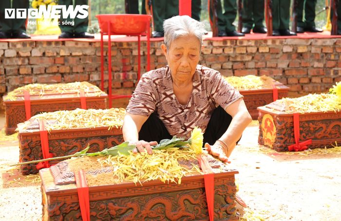 Trong dòng người ấy, em gái liệt sĩ Đỗ Ngọc Bích (quê xã Vĩnh Am, TP Hải Phòng) dù tuổi đã cao nhưng vẫn cùng con cháu đến tham dự buổi lễ.