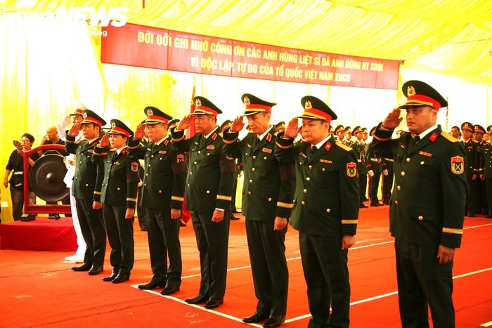 Các đại biểu dâng hương, tưởng niệm 56 liệt sĩ và đồng bào tử nạn.