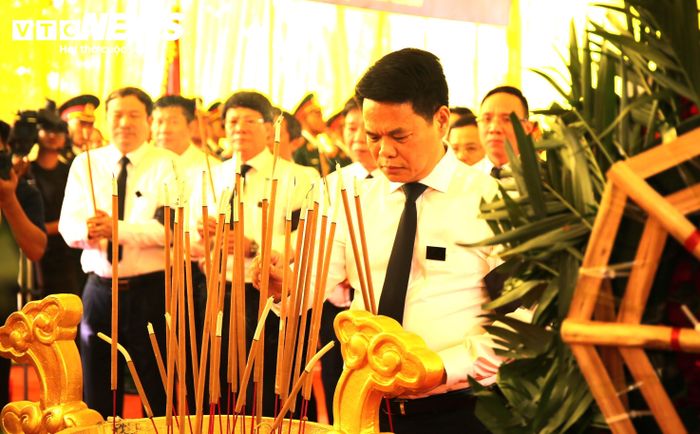 Đoàn đại biểu Thành ủy, HĐND, UBND, Ủy ban MTTQ Việt Nam thành phố do ông Lê Ngọc Châu, Bí thư Thành ủy làm Trưởng đoàn, lên dâng hoa, dâng hương, kính viếng.