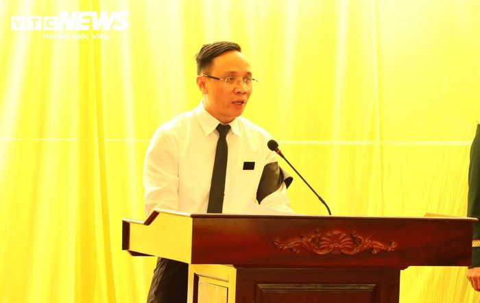 Ông Đào Trọng Đức, Phó Chủ tịch UBND TP Hải Phòng, Trưởng Ban Chỉ đạo 515 thành phố, xúc động đọc lời điếu, tri ân công lao, sự hy sinh to lớn của các liệt sĩ đã hy sinh và đồng bào tử nạn trong cuộc kháng chiến chống Pháp.