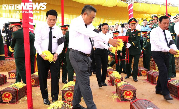 Các vị lãnh đạo thả hoa xuống các phần mộ
