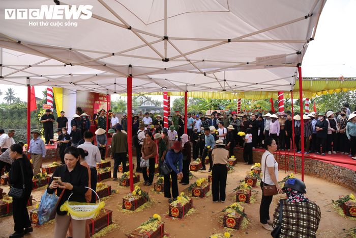 Cũng trong sáng nay, đông đảo thân nhân, Nhân dân địa phương và các doanh nghiệp, cơ quan, đơn vị, địa phương cũng đã đến dự lễ truy điệu, lễ an táng 56 hài cốt liệt sĩ và đồng bào tử nạn tại khu Mả Chìa, xã Vĩnh Bảo.
