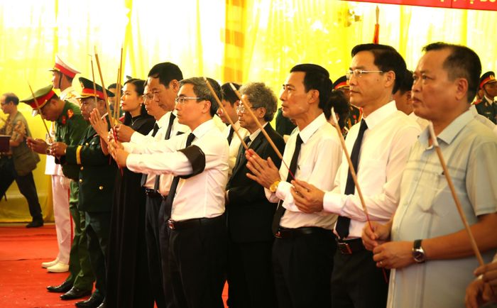 Đoàn đại biểu Đảng ủy, HĐND, UBND, Ủy ban MTTQ Việt Nam các xã thuộc huyện Vĩnh Bảo (cũ), do ông Đào Phú Thùy Dương, Chủ tịch HĐND xã Vĩnh Bảo, làm Trưởng đoàn lên dâng hoa, dâng hương, kính viếng.