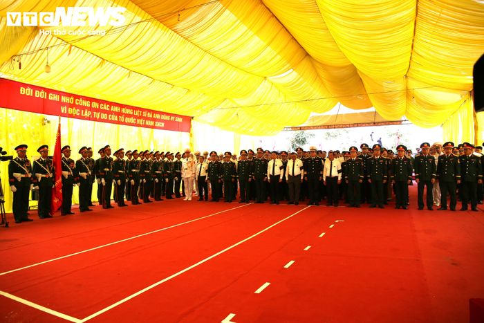 Trong giờ phút thiêng liêng, thành kính, các đại biểu dành phút mặc niệm tỏ lòng biết ơn các liệt sĩ và đồng bào tử nạn đã anh dũng hy sinh vì độc lập, tự do của Tổ quốc, vì hạnh phúc của Nhân dân.