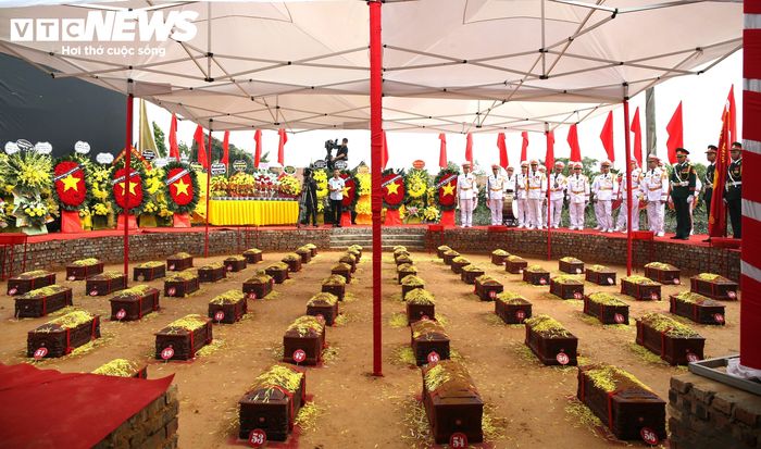 Sau buổi lễ, các lực lượng chức năng tiếp tục hoàn thiện những phần việc cuối cùng tại ngôi mộ tập thể của 56 liệt sĩ và đồng bào tử nạn tại đây.