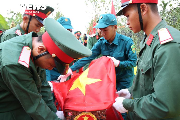 Lực lượng làm nhiệm vụ thu lồng kính, thu Quốc kỳ và di chuyển hài cốt vào mộ.