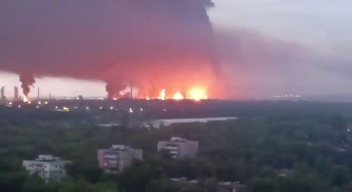 Ukraine bị Nga cáo buộc tấn công hai nhà máy lọc dầu.