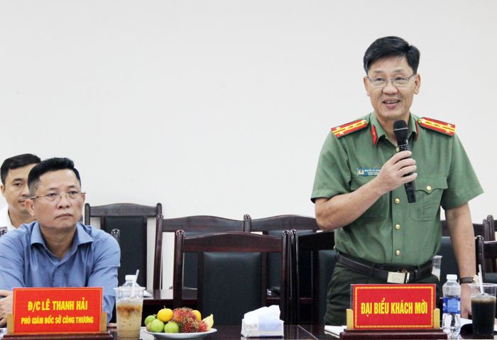 Đại tá Nguyễn Hải Dương, Trưởng phòng Tham mưu Công an tỉnh An Giang thông tin về tiến độ điều tra vụ đứt cáp ngầm. (Ảnh: Duy Khang)
