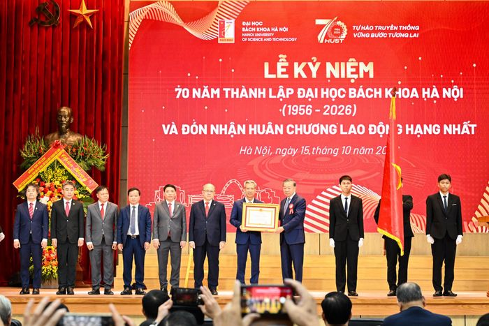 Tổng Bí thư, Chủ tịch nước Tô Lâm trao Huân chương Lao động hạng Nhất cho Đại học Bách Khoa Hà Nội.