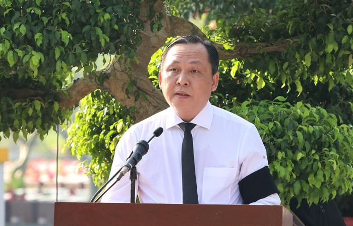 Tại buổi lễ, Phó Chủ tịch UBND TP Cần Thơ Lê Công Lý xúc động đọc điếu văn trước Đài tưởng niệm và những hàng bia mộ - nơi yên nghỉ của những người con ưu tú đã hiến dâng tuổi thanh xuân, máu xương và cả cuộc đời mình cho độc lập, tự do của Tổ quốc, vì hạnh phúc của nhân dân.