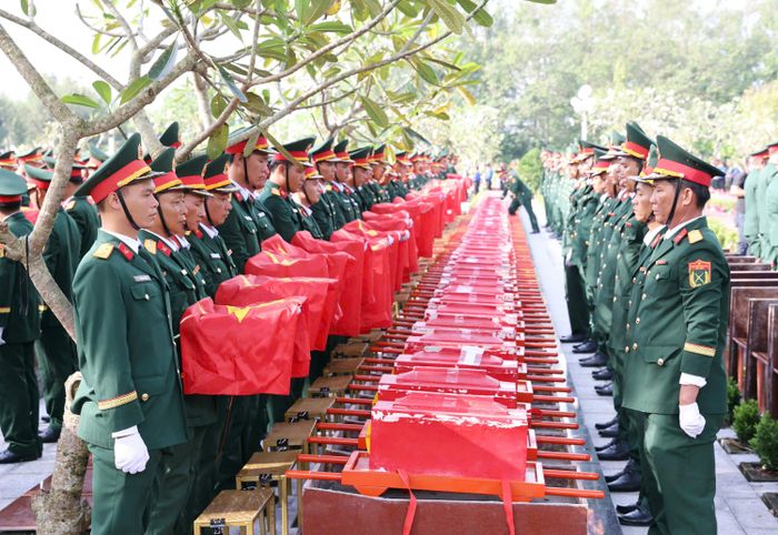 Quang cảnh lễ truy điệu, an táng hài cốt liệt sĩ tại Nghĩa trang liệt sĩ thành phố Cần Thơ.