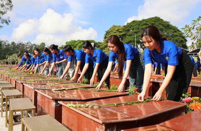 Thời gian tới, TP Cần Thơ sẽ tiếp tục rà soát, khảo sát, tìm kiếm tại các nghĩa trang tạm trong chiến tranh và những khu vực có thông tin liên quan: phấn đấu tìm kiếm đến khi không còn hài cốt liệt sĩ còn sót lại, tiếp tục xác minh quê quán, đơn vị, thân nhân và lấy mẫu sinh phẩm giám định ADN, sớm xác định danh tính các liệt sĩ.