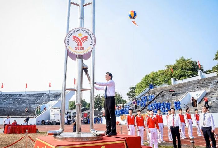 Bí thư Tỉnh ủy Lạng Sơn Hoàng Quốc Khánh thực hiện nghi thức thắp lửa truyền thống khai mạc Đại hội. (Ảnh: Minh Đức)