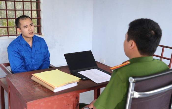 Cán bộ Cơ quan Cảnh sát điều tra Công an tỉnh Quảng Trị đang làm việc, lấy lời khai đối với Nguyễn Đình Giang. (Ảnh: Công an tỉnh Quảng Trị)