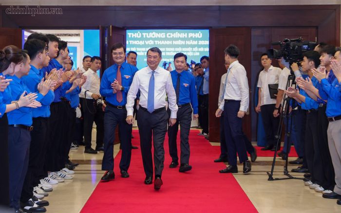 Thủ tướng Lê Minh Hưng tới dự buổi gặp mặt, đối thoại với thanh niên. (Ảnh: Nhật Bắc)